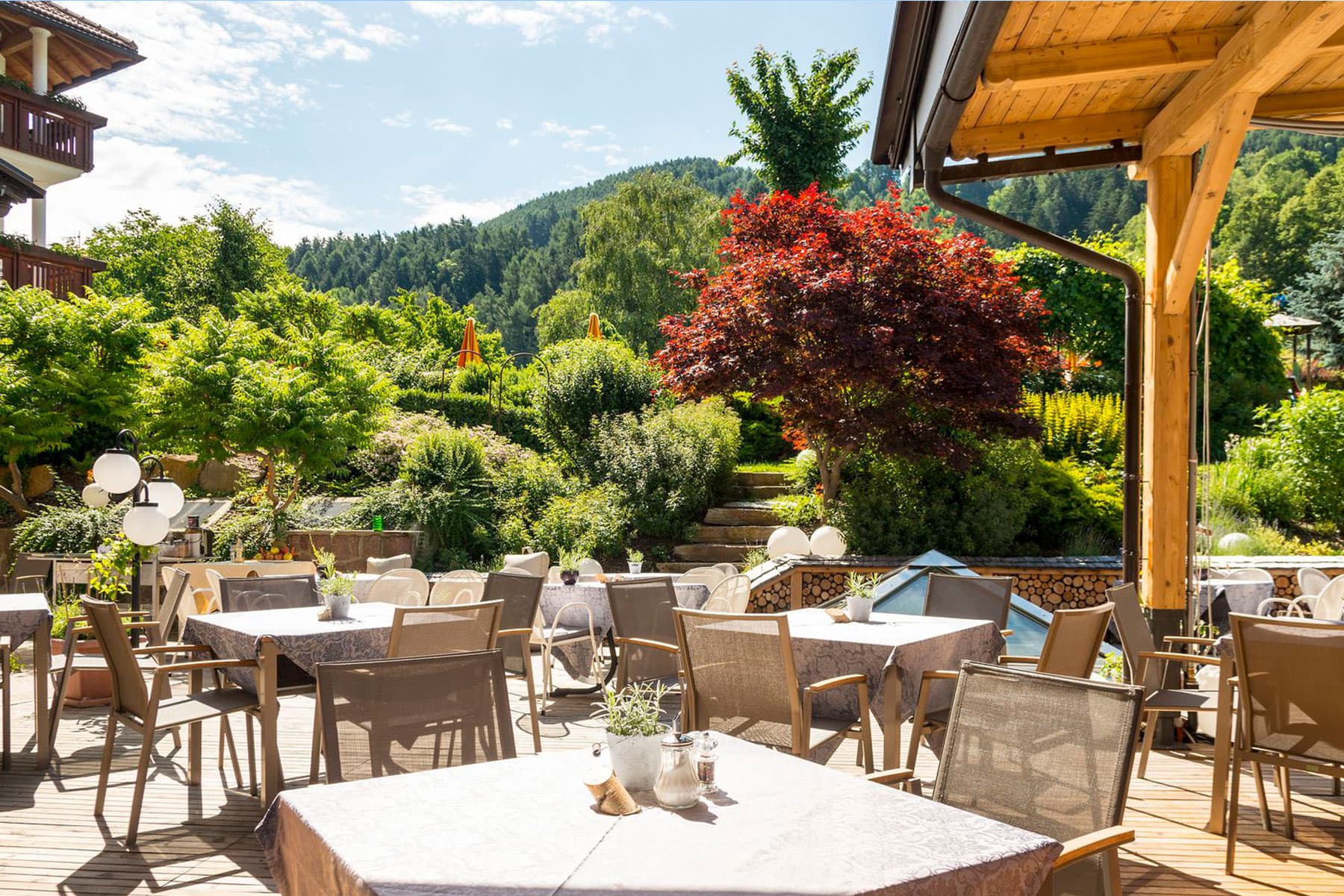 Sonnenterrasse mit Bergblick